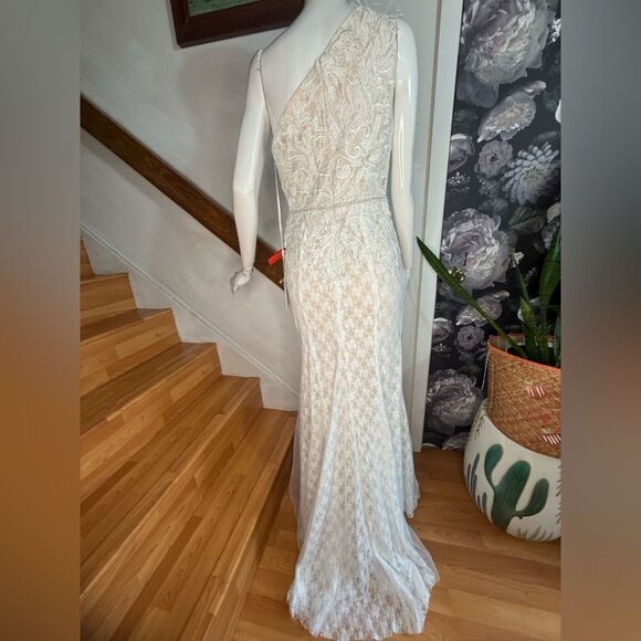 Ostrich Feather & Lace One Shoulder Gown Elegant/ size 6 - Picture 7 of 9